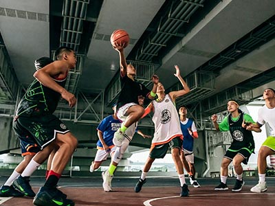 詹姆斯加盟76人连续2天早起训练，看来下赛季目标很坚定💪...